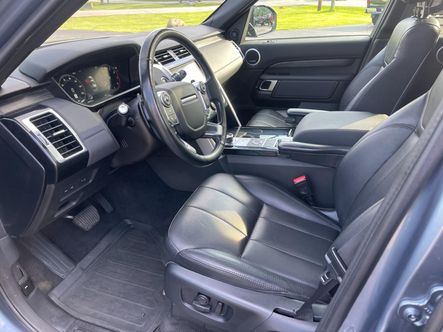 2018 Blue /Black Land Rover Discovery HSE (SALRR2RV5JA) with an 3.0L V6 DOHC 24V Supercharged engine, 8A transmission, located at 11115 Chardon Rd. , Chardon, OH, 44024, (440) 214-9705, 41.580246, -81.241943 - Photo#17